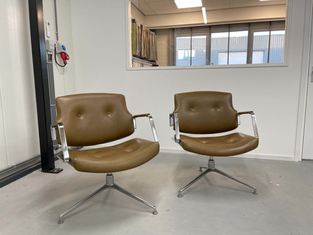 bureaustoel meubelstoffering JW Stoffering Rare conference or office FK-84 armchair designed by Preben Fabricius and Jorgen Kastholm.