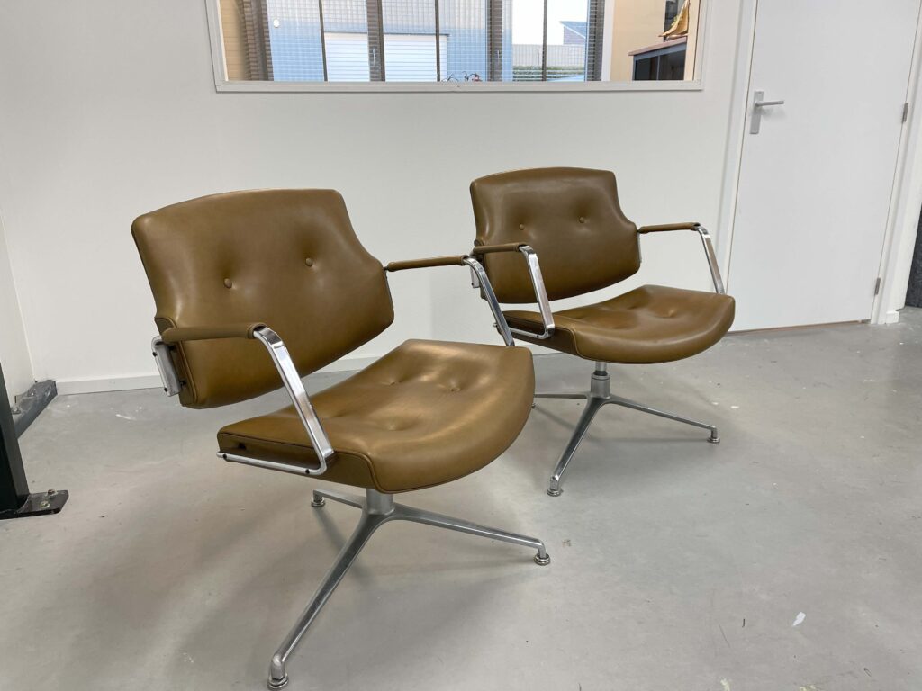 bureaustoel meubelstoffering JW Stoffering Rare conference or office FK-84 armchair designed by Preben Fabricius and Jorgen Kastholm.