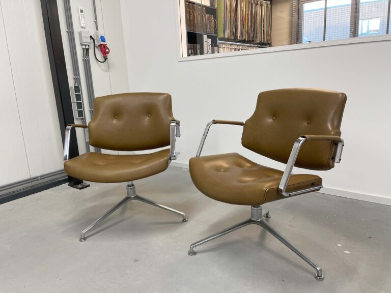 bureaustoel meubelstoffering JW Stoffering Rare conference or office FK-84 armchair designed by Preben Fabricius and Jorgen Kastholm.