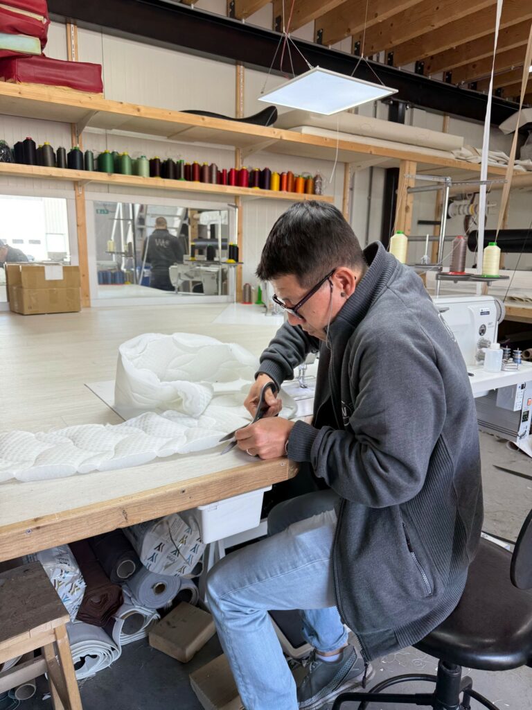 Hossein JW Stoffering maatwerk meubel stoffering scheepsstoffering voertuigen stoffering campers caravans
